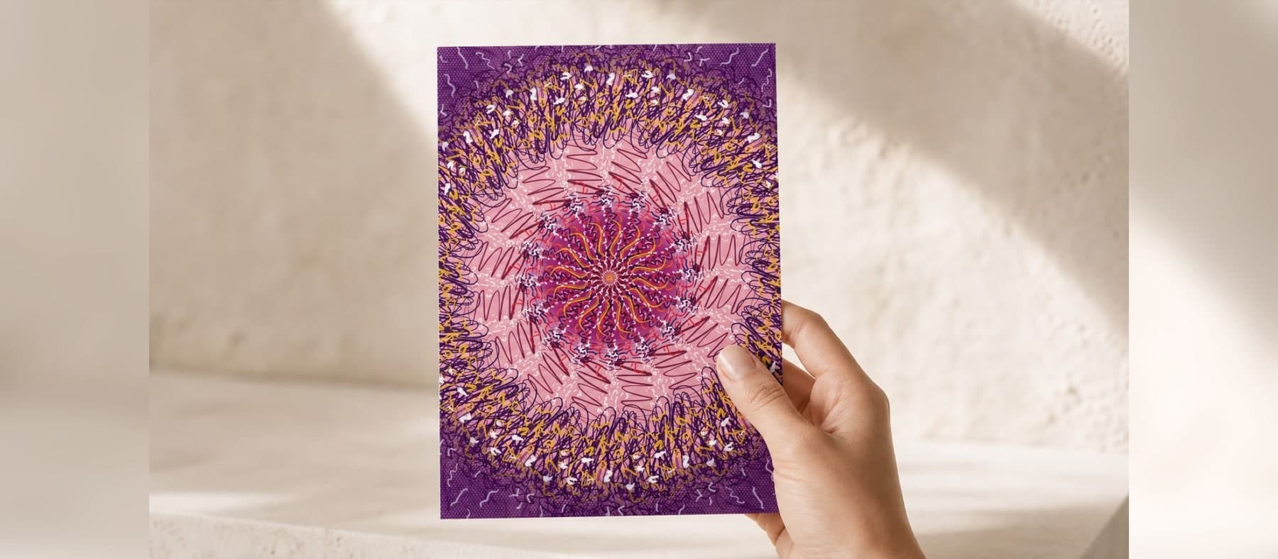 Carte vibratoire Guéris au format 15 × 21 cm tenue dans une main